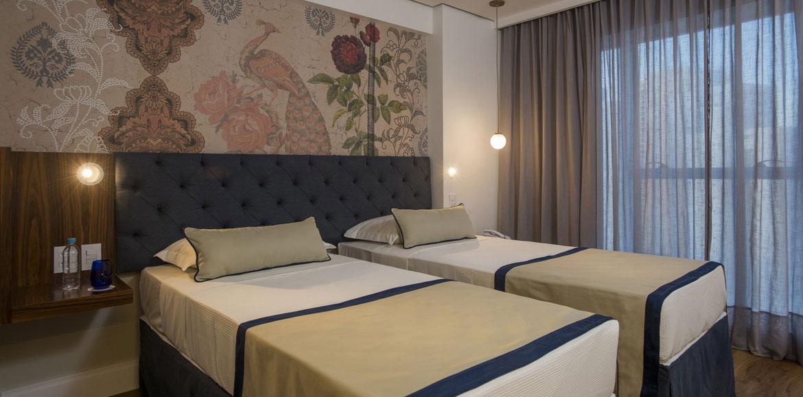 Hotel Luzeiros Recife Kültér fotó The photo shows a modern bedroom featuring two single beds that are neatly made with light-colored blankets and decorative pillows. The headboard of the beds is upholstered in a dark material, giving it a stylish appearance. Behind the beds, there is