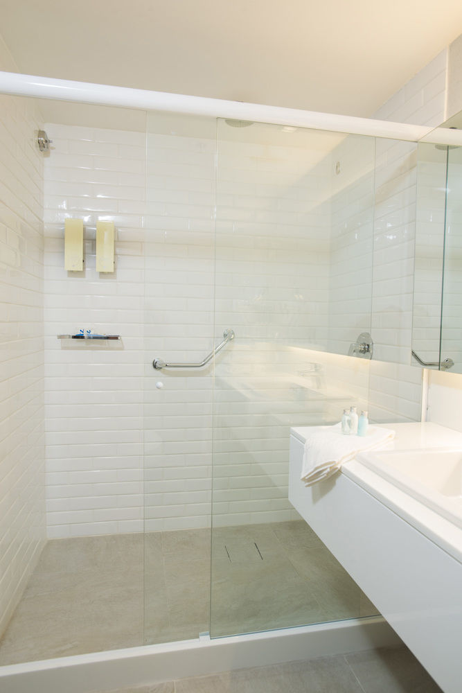 Hotel Luzeiros Recife Kültér fotó A shower with a grab rail